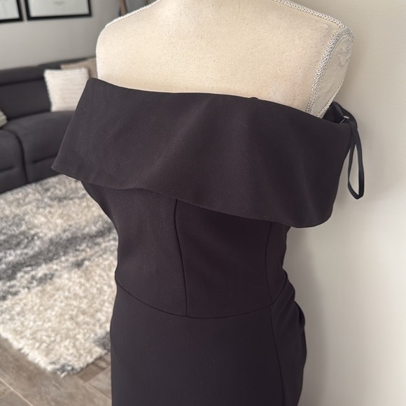 Betsey & Adam Elegant Black Off-Shoulder Dress w stunning cascade train size 10 - Picture 3 of 6